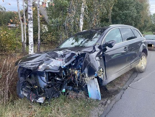 Pijany kierowca rozbił auto na drzewie, po czym wycofał i bez jednego koła chciał wrócić do domu