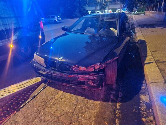 Pijany kierowca rozbił auto na ogrodzeniu szkoły. Wmawiał policjantom, że tylko pomaga je usunąć