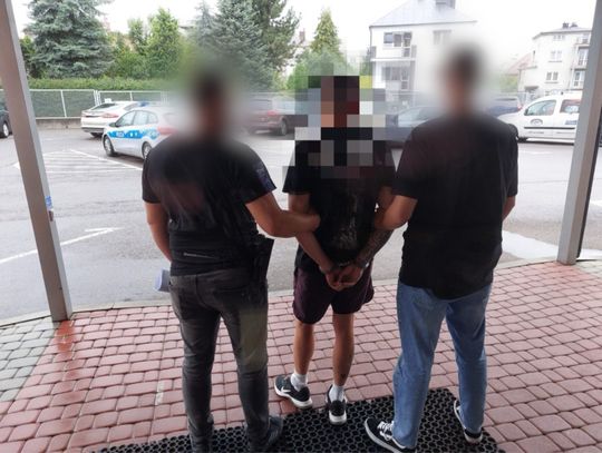 Pijany kierowca rozbił BMW na drzewie. Zostawił troje rannych znajomych bez pomocy i uciekł do domu