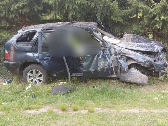 Pijany kierowca rozbił BMW we wsi Baran. Razem z pasażerem został zabrany do szpitala