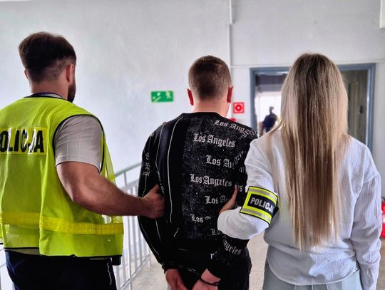 Pijany kierowca rozbił Dacię na A2. Uderzył w naczepę ciężarówki, a potem w bariery Pijany kierowca rozbił Dacię na A2. Uderzył w naczepę ciężarówki, a potem w bariery