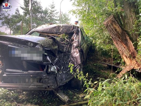 Pijany kierowca rozbił hondę na drzewie i próbował uciec z miejsca. Wraz z nim podróżowały jeszcze 3 osoby