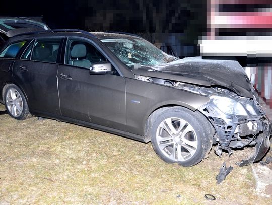 Pijany kierowca sam doniósł na siebie policji. Po kłótni rodzinnej wjechał mercedesem w budynek