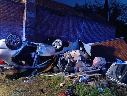 Pijany kierowca skosił ogrodzenie i blaszany garaż, a następnie dachował. Miał prawie 1,5 promila
