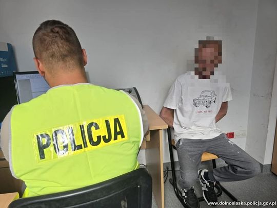 Pijany kierowca spowodował kolizję, po czym porzucił auto i uciekł do lasu