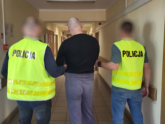 Pijany kierowca spowodował kolizję z radiowozem. Wcześniej przejechał na czerwonym i uciekał policji