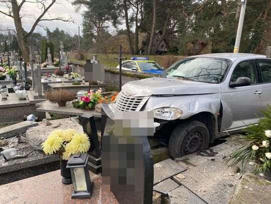 Pijany kierowca staranował ogrodzenie cmentarza i zniszczył 5 nagrobków. Po kolizji uciekł i błąkał się po wsi