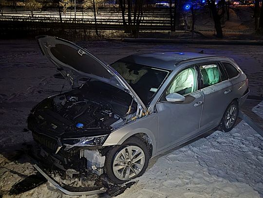Pijany kierowca szalał autem po zamarzniętym jeziorze. Skończyło się uderzeniem w pomost