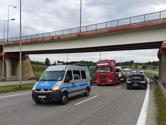 Pijany kierowca tira tak nudził się w korku, że zasnął. Świadek zabrał mu kluczyki i wezwał policję