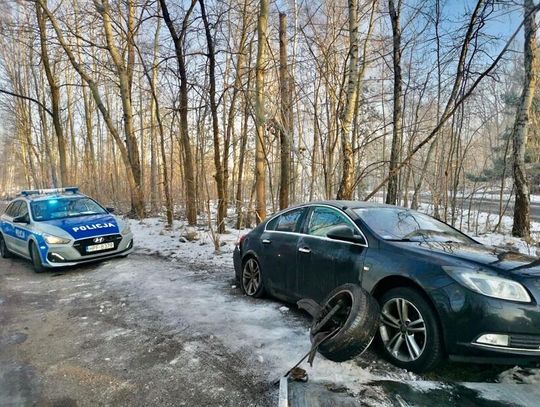 Pijany kierowca uciekał policji, bo uważa, że alkomaty oszukują. Po dzwonie porzucił auto z urwanym kołem i schował się w krzakach