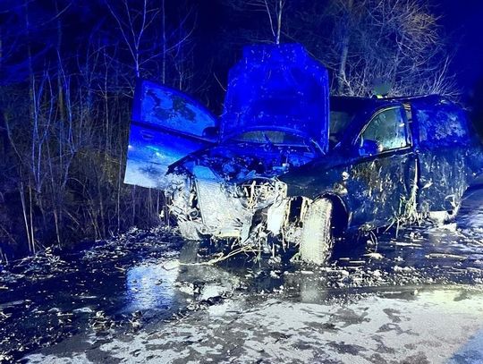 Kierowca Chevroleta był tak pijany, że wjechał do bagna. Strażacy musieli ratować pasażerkę