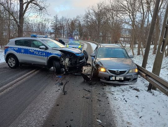 Pijany kierowca uciekał policji. Zderzył się czołowo z radiowozem, dwaj funkcjonariusze są ranni