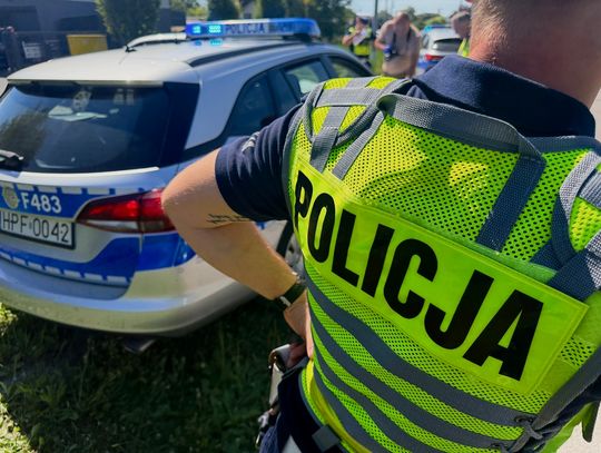 Pijany kierowca uciekał przed policją. Staranował radiowóz i zniszczył auto