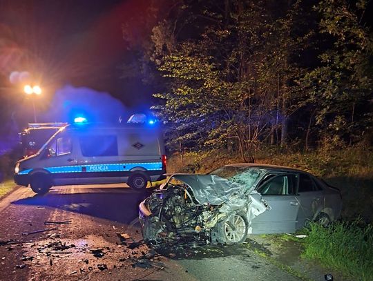 Pijany kierowca uderzył w ciągnik i uciekł. Zatrzymany po skoku z pierwszego piętra