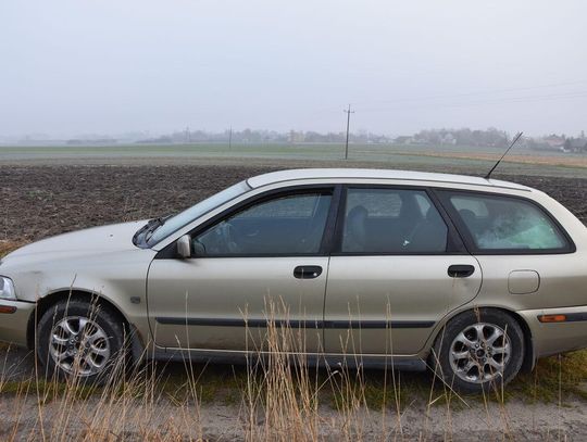 Pijany kierowca volvo uciekał policji. Porzucił auto i wbiegł w pole kukurydzy
