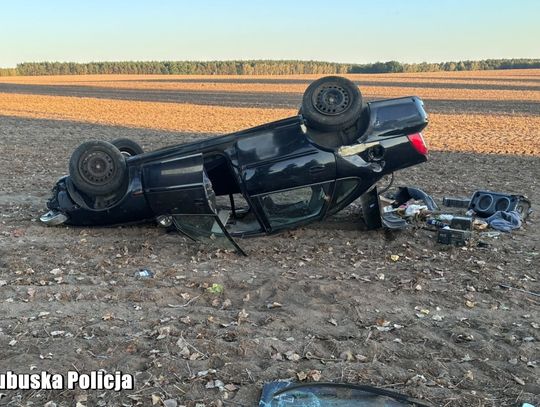 Pijany kierowca wiózł pijaną pasażerkę. Oboje mieli po około trzy promile i skończyli na dachu