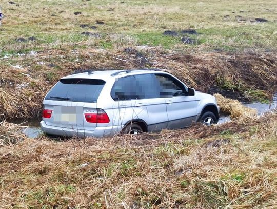 Pijany kierowca wjechał BMW do rowu i utknął. Przewoził 9-letniego syna