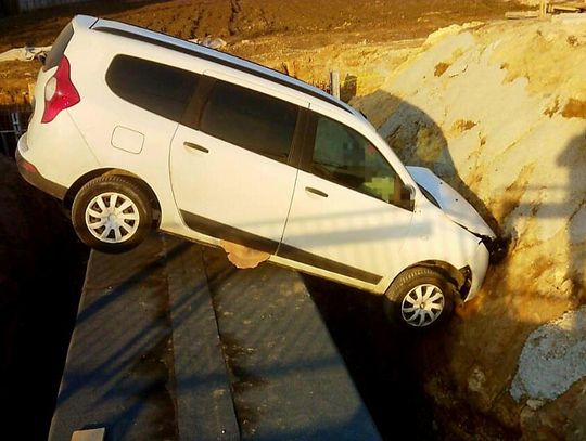 Pijany kierowca wjechał na remontowaną drogę. Podróż skończył na betonowym przepuście