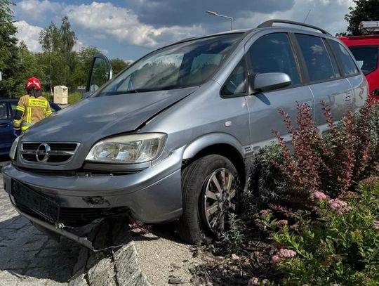 Pijany kierowca wjechał na rondo i utknął. Miał blisko 3 promile i był agresywny