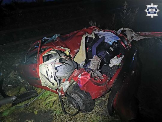 Pijany kierowca wjechał na torowisko. W ostatniej chwili zabrał dziecko i uciekł przed lokomotywą