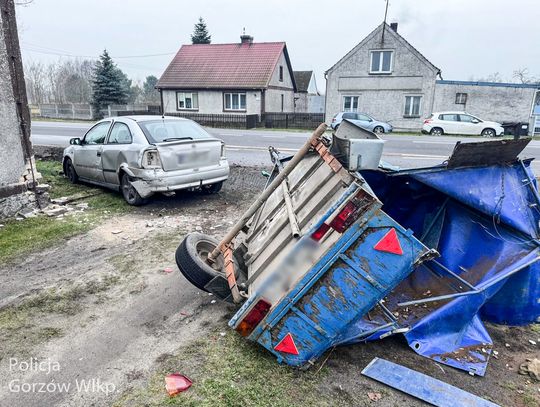 Pijany kierowca wjechał w budynek. Mając dwa promile we krwi wiózł metalowe rury w przyczepce