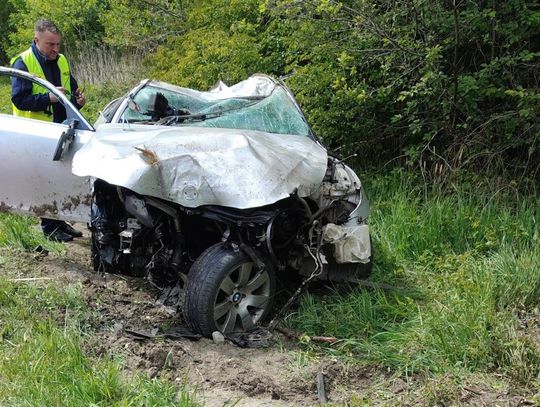 Pijany kierowca wjechał w drzewo. W wypadku zginął 34-letni pasażer BMW