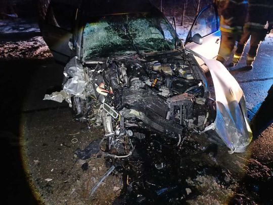 Pijany kierowca z dożywotnim zakazem wjechał w słup. Pozbawił prądu okolicznych mieszkańców