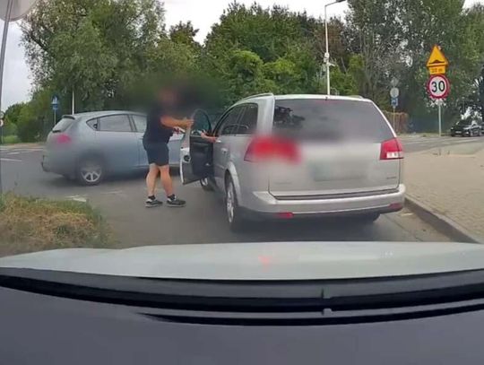 Pijany kierowca z Ukrainy szarpał się z policjantem, który zabrał mu kluczyki. Został obezwładniony