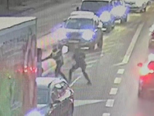 Pijany kierowca zaatakował policjantów. Został obezwładniony Pijany kierowca zaatakował policjantów. Został obezwładniony