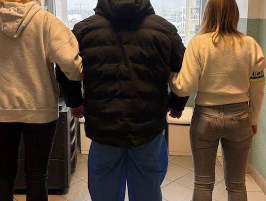 Pijany kierowca zamknął się w aucie i udawał, że nie słyszy policjantów. Potem bełkotał i nie umiał ustać na nogach