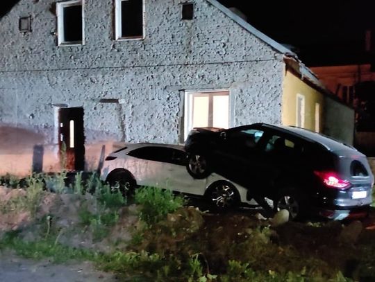 Pijany kierowca zaparkował na dachu innego auta. Wcześniej uszkodził inne samochody