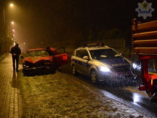 Pijany kierowca zaskoczył drogowców. Wjechał autem w piaskarkę