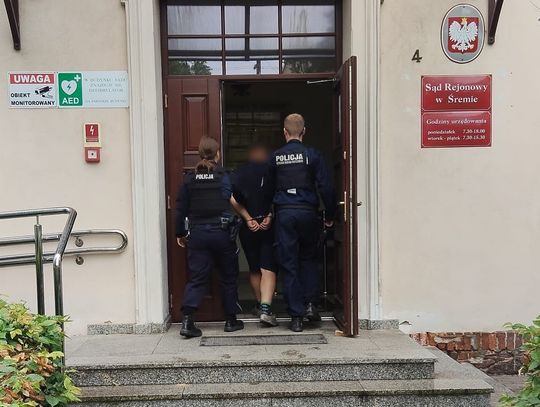 Pijany kierowca zjechał do lasu i położył się na tylnej kanapie. Miał już cztery sądowe zakazy prowadzenia
