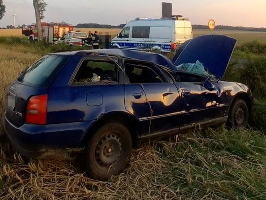 Pijany kierowca zjechał z drogi i dachował. Próbował zbiec z miejsca, w aucie zostawił pięcioletniego syna