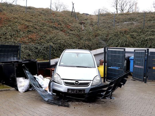 Pijany kierowca zjechał ze skarpy i wpadł do śmietnika. Miał ponad 3 promile