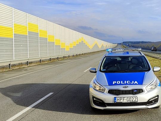 Pijany kierowca zmęczył się jazdą. Zaparkował na drodze ekspresowej i uciął sobie drzemkę