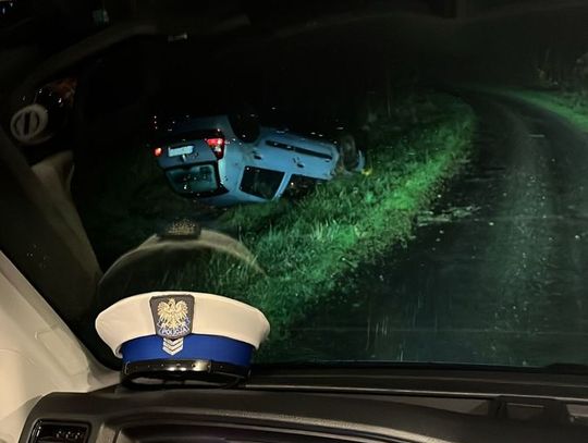 Pijany kierowca zobaczył na drodze radiowóz i dodał gazu. Chwilę później jego auto dachowało