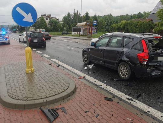 Pijany kierowca zostawił rozbite auto na drodze i uciekł. Dorwał go policjant po służbie