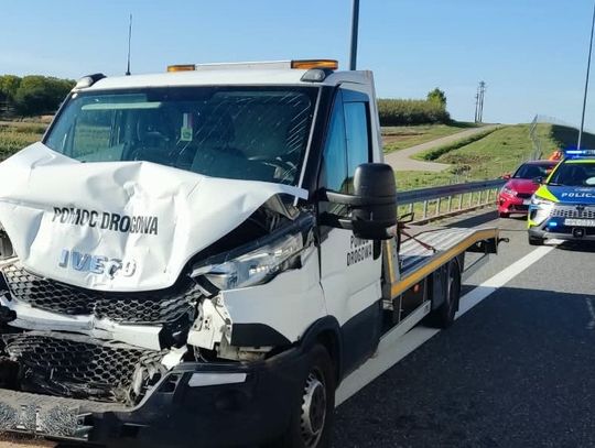 Pijany laweciarz wjechał w tył cysterny. Po zderzeniu stracił prawo jazdy