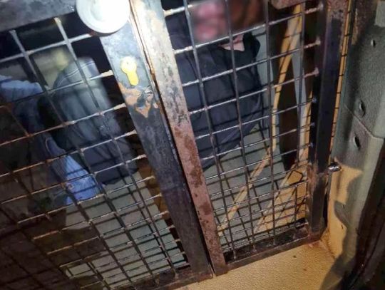 Pijany mężczyzna biegał z nożem między autami i krzyczał, że „urodził się, by zabijać warszawiaków”