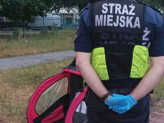 Pijany mężczyzna leżał na ścieżce. Obok stał rower z przyczepką, w której była dwójka jego dzieci