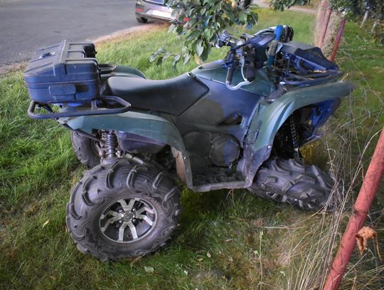 Pijani mężczyźni na quadzie uderzyli w auto i próbował uciekać. Nie udało się przez urwane koło
