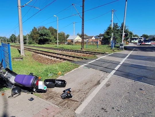 Pijany mężczyzna na simsonie wjechał w zamykające się szlabany na przejeździe kolejowym