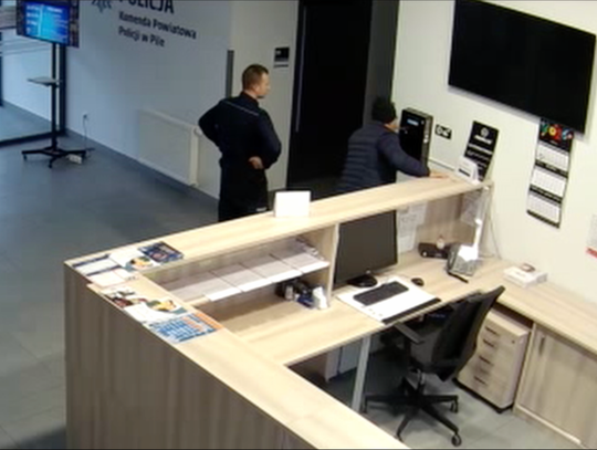 Pijany mężczyzna przyjechał autem na komendę, żeby sprawdzić trzeźwość. Już nie wsiadł za kółko