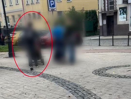 Pijany mężczyzna spacerował z czwórką dzieci. Gdy wychodził, miał być trzeźw, ale spotkał kolegów
