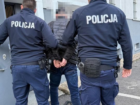 Pijany mężczyzna spał w aucie z uruchomionym silnikiem. Po obudzeniu chciał przekupić policjantów Pijany mężczyzna spał w aucie z uruchomionym silnikiem. Po obudzeniu chciał przekupić policjantów