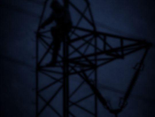Pijany mężczyzna spędził cztery godziny na słupie wysokiego napięcia. Chciał pooglądać fajerwerki