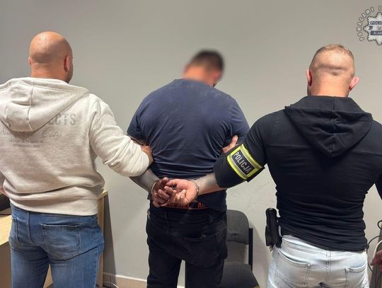 Pijany mężczyzna wskoczył na radiowóz i chciał zrobić selfie. Sam wezwał policję na interwencję