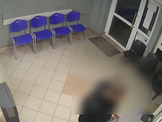 Pijany mężczyzna wszedł na komendę z butelką wódki i powiedział, że zrzeka się prawa jazdy. Przyjechał tam autem