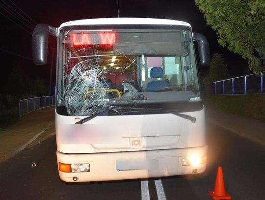 Pijany mężczyzna wtargnął na przejście przed maskę autobusu. Lekarzom nie udało się go uratować